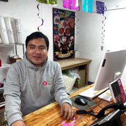 Me encargo de recibirte siempre con una buena actitud, brindándote el mejor servicio para que realices tus envíos con total confianza. También te apoyo con la información y asistencia necesarias para que te sientas tranquilo en cada envío que realices con nosotros.