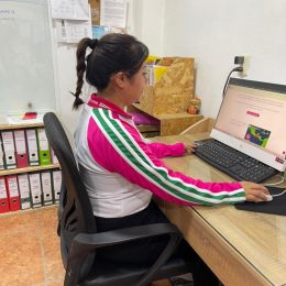 Me siento orgullosa de formar parte de AREEM, porque cada día tengo la oportunidad de contribuir a que los envíos lleguen con seguridad y puntualidad a muchos destinos. Me inspira saber que detrás de cada paquete hay historias, emociones y personas que confían en nuestro trabajo.