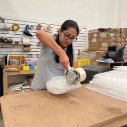 Ser parte de Areem me inspira cada día. En cada empaque pongo cuidado, respeto y gratitud hacia las manos maestras que dieron vida a cada pieza. Disfruto lo que hago porque, al hacerlo, honro la historia y el arte de Oaxaca.