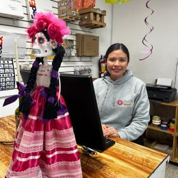 Me encargo de recibir tus paquetes en el mostrador y asegurar que tengan el seguimiento adecuado para llegar a su destino con el cuidado y cariño que merecen, siempre con una actitud amable y una sonrisa que te harán querer volver con nosotros.