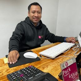 Me enorgullece contribuir a la difusión del arte y las artesanías de nuestros talentosos creadores, tanto a nivel nacional como internacional. Mi labor consiste en ofrecer una atención personalizada y asegurar que cada proceso, desde la recepción hasta la entrega, se realice con excelencia.